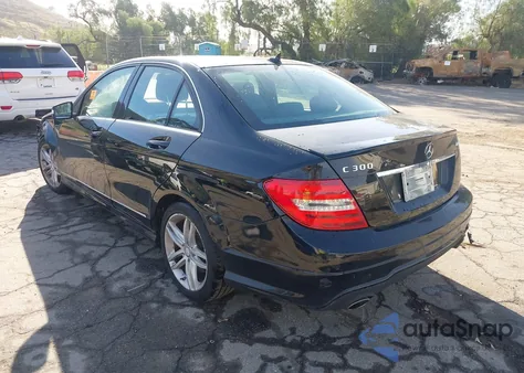 2013 Mercedes-Benz C 300 Sport 4Matic z USA, uszkodzony, nr VIN WDDGF8AB6DG131643